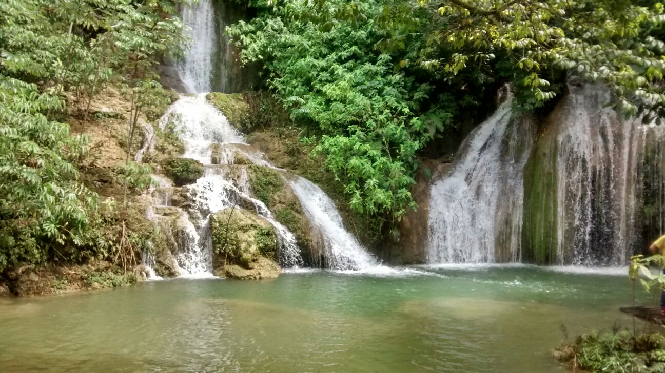 Cachoeira de águas claras em Bonito, Mato Grosso do Sul