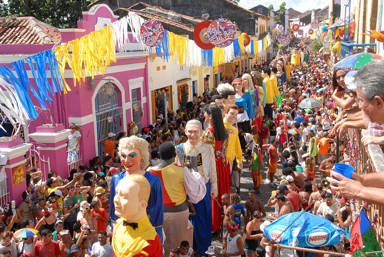 Carnaval de Olinda com bonecos gigantes e multidão